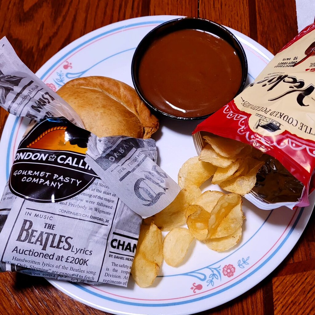 2023-09-27 1105 hours - Chicken Tikka Masala with Miss Vickie's Crisps and Guinness Gravy to dip